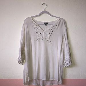 White blouse with lacy cuffs 3/4 sleeve w/sequins